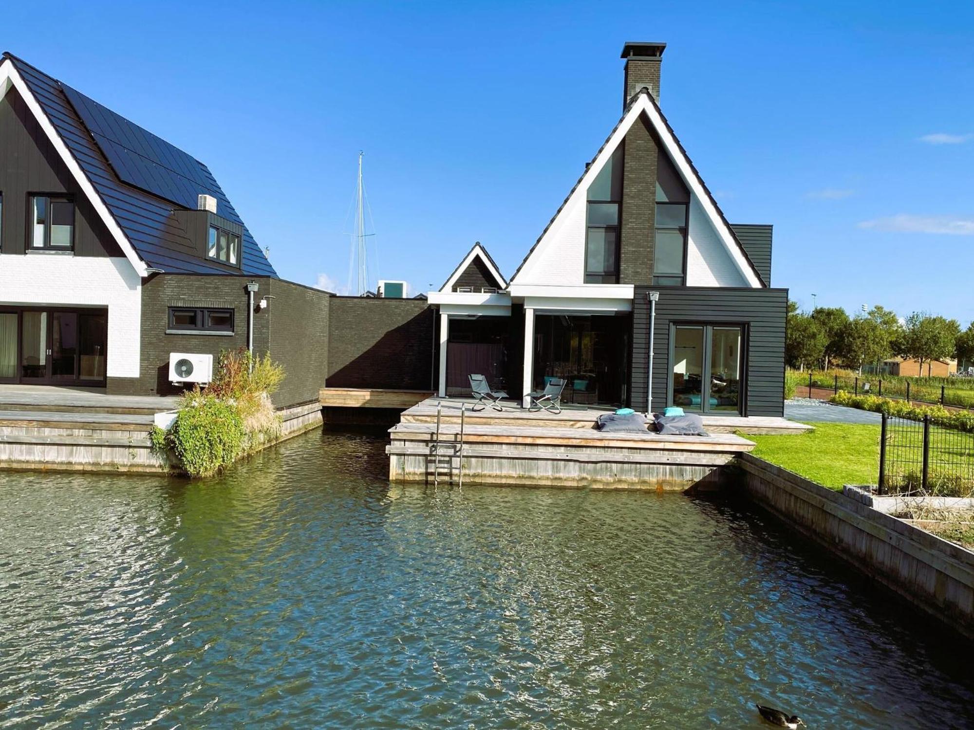 Peaceful Villa On The Water In Ставорен Екстериор снимка